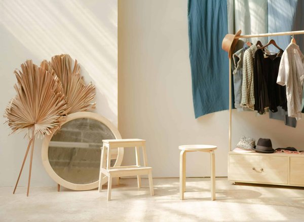 Comment organiser une garde-robe minimaliste avec des vêtements polyvalents ?